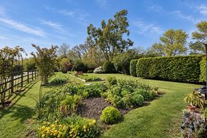 Elcombe Barn_Garden(1)- click for photo gallery